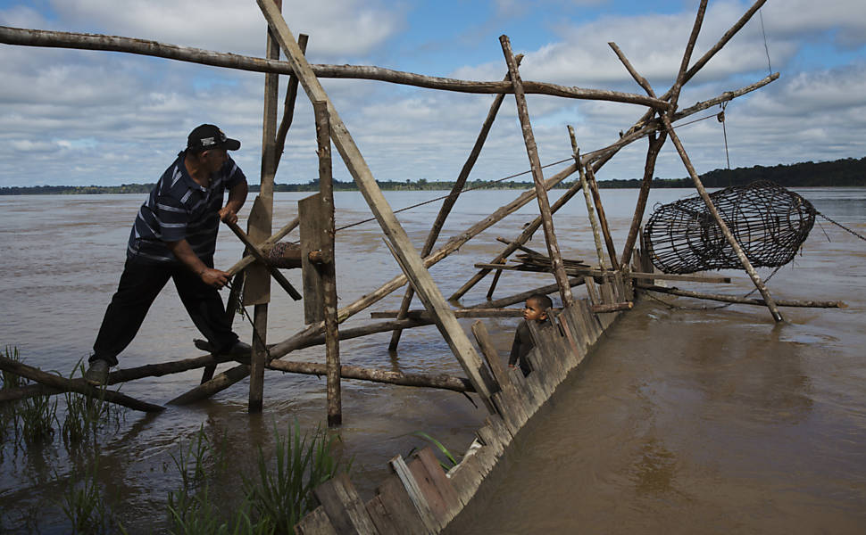 Pescador Jose Cláudio Coelho Lima, morador da Vila Amazonas, comunidade de pescadores que ficava ao lado da cachoeira do Teotônio, no rio Madeira