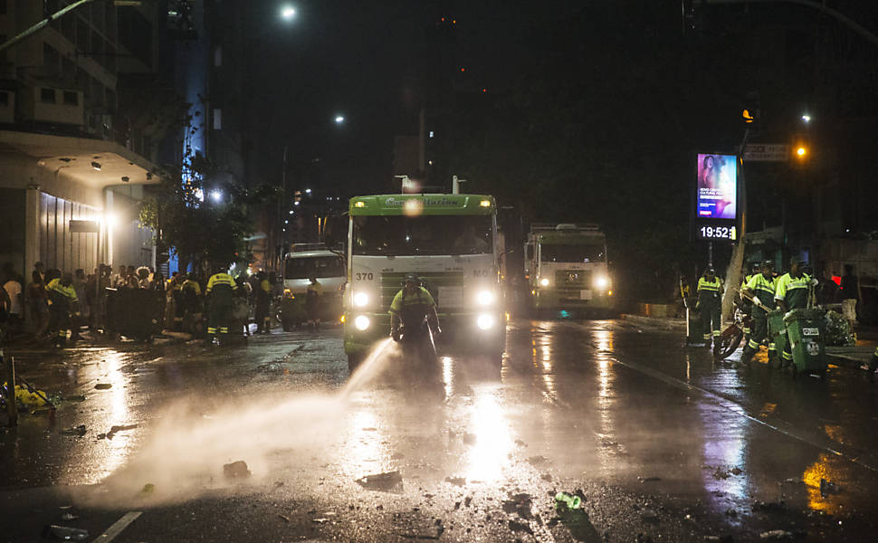 Acúmulo de Lixo após Blocos de Carnaval em São Paulo