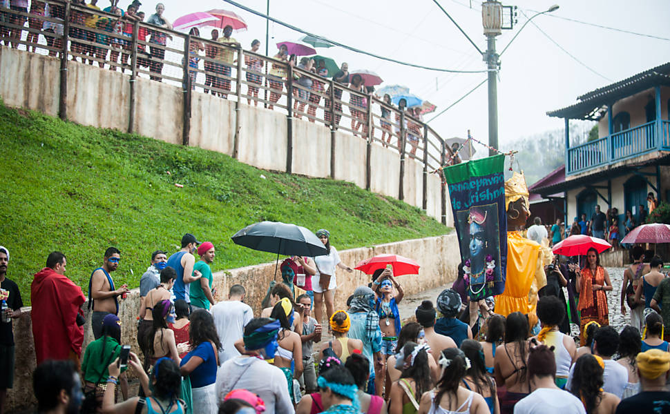 Bloco Pena de Pavão de Krishna faz desfile espiritual em comunidade mineira