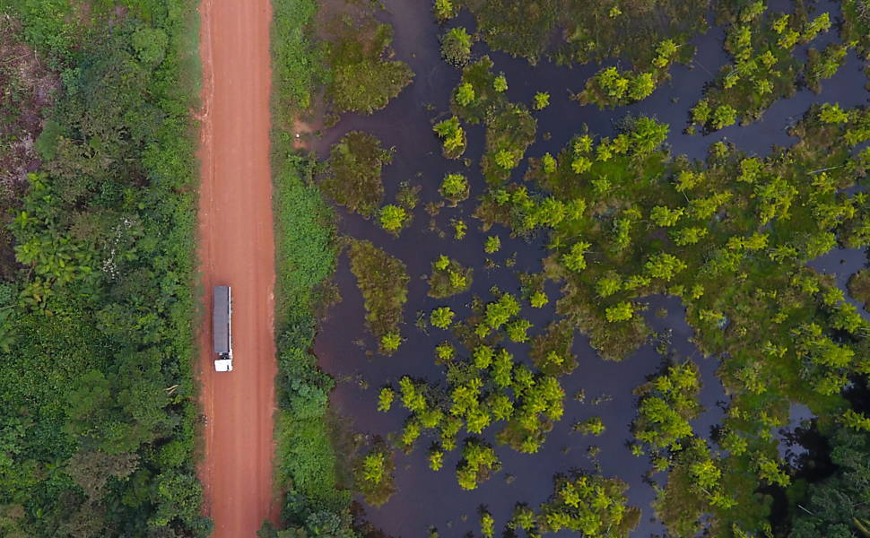 Com medo dos atoleiros, motoristas deixam de usar trechos da BR-163; rodovia, que antes recebia em média mais de 600 motoristas por dia, em março deste ano registrava o tráfego de menos de 200 caminhões