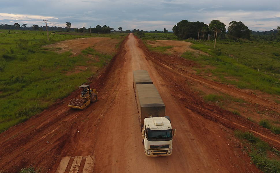BR-163 é considerada a "Rota da Soja", por ser o caminho por onde é escoada a maior parte dos grãos que seguem para exportação