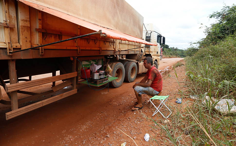 Os motoristas, com medo de atoleiros, abandonaram este trecho que em média recebia mais de 600 motoristas, e em março não chegava a 100 caminhões por dia