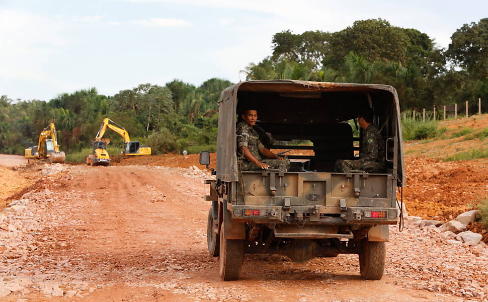 Caminhões carregados de soja quebrados na BR 163, próximo a Itaituba, no Estado do Pará