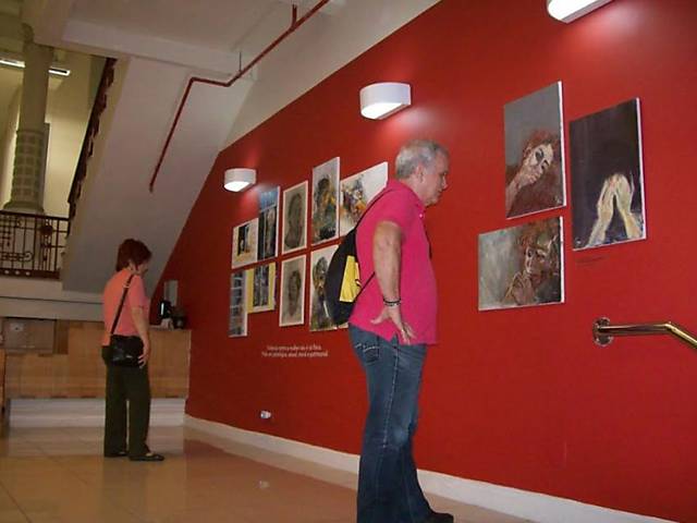 Telas estão expostas no Centro Cultural Erico Veríssimo, em Porto Alegre