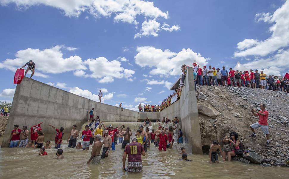Lula e Dilma participam de inauguração popular de trecho da transposição do Rio São Francisco Lula e Dilma participam de inauguração popular de trecho da transposição do Rio São Francisco