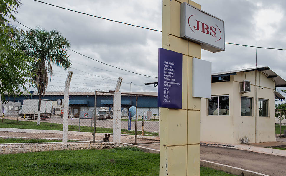 JBS nega qualquer irregularidade e afirma que irá contestar da autuação do Ibama