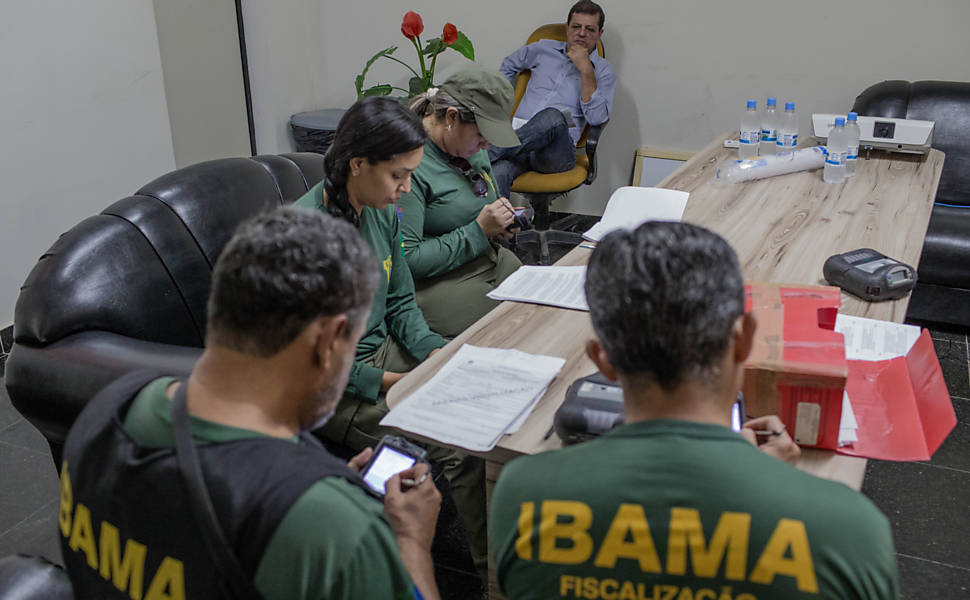 Agentes do Ibama notificaram representantes da JBS sobre o embargo e inspecionaram o frigorífico