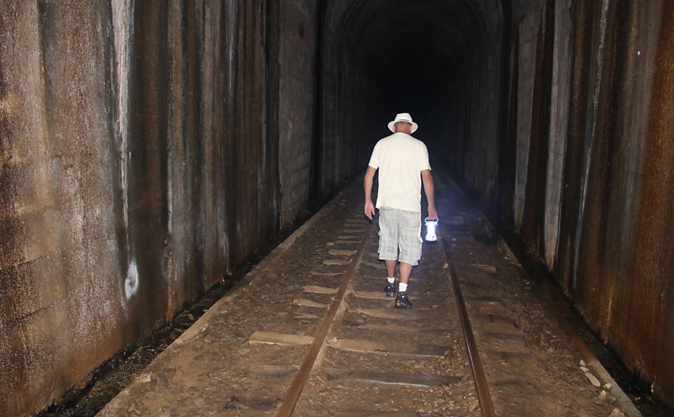 O túnel e atrações turísticas em Passa Quatro (MG)