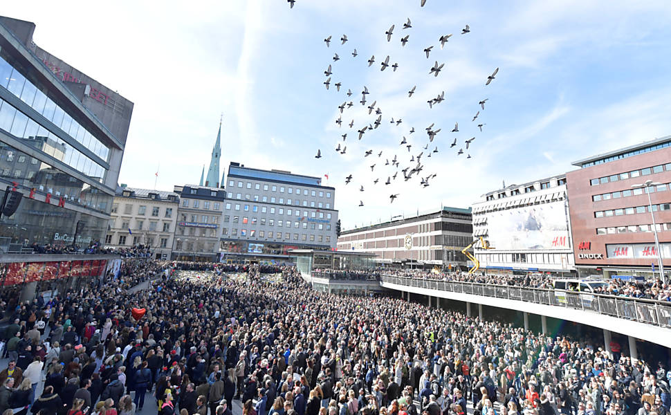 Pessoas se reúnem em Sergels Torg, no centro de Estocolmo, para manifestação "Lovefest" contra o terrorismo após o ataque de sexta-feira (7)
