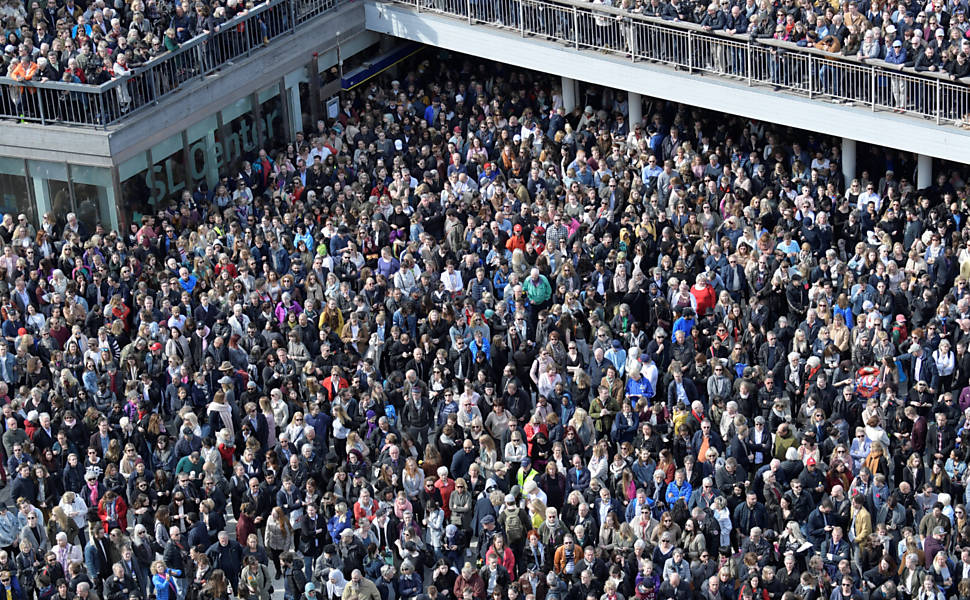 Milhares de pessoas assistem a uma cerimônia em Estocolmo, próximo ao local onde um caminhão entrou em uma loja de departamento na sexta-feira (7)