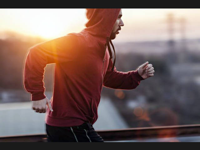 É melhor fazer exercício físico antes ou depois do café da manhã?