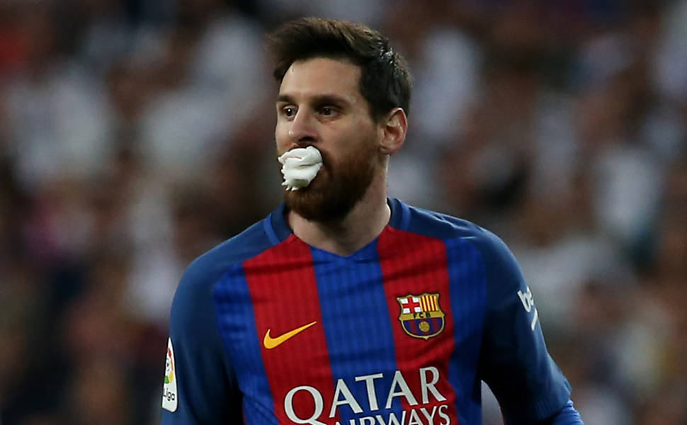 Depois de levar uma cotovelada de Marcelo, do Real Madrid, Messi estanca sangue na boca com gaze