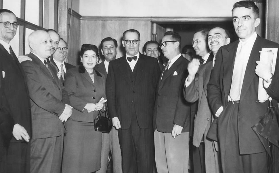 Grupo de intelectuais antes do almoço em homenagem ao escritor João Guimarães Rosa (centro) em 1956: Ciro dos Anjos, José Geraldo Vieira, Antonio Candido, editor Saraiva, Maria de Lourdes Teixeira, Hermilo Borba Filho, Fernando Soares, Sergio Milliet, Edgar Cavalheiro e Osmar Pimentel