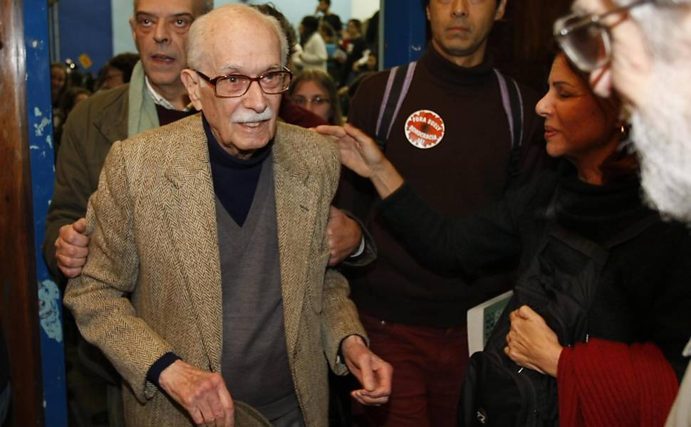 Ato contra a repressão na universidade, no anfiteatro das Faculdades de Geografia e História da USP, com a presença de Maria Vitoria Benevides, Antonio Candido e Marilena Chaui, em 2009