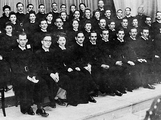 O crítico Antonio Candido em sua formatura na USP (Universidade de São Paulo), em 1942 (ao lado de cadeira vazia), fotografia faz parte do livro "Bibliografia de Antonio Candido e Textos de Intervenção"