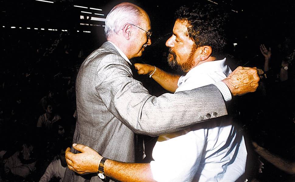 O crítico literário Antonio Candido (à esq.) encontra o candidato do PT à Presidência, da época, Luiz Inácio Lula da Silva, no saguão da Faculdade de História da USP (Universidade de São Paulo), em 1994