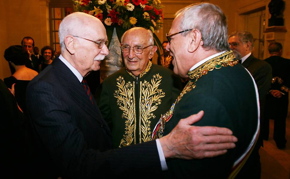 O escritor Antonio Candido e o ensaísta e então presidente da ABL, Marcos Vilaça no Rio de Janeiro em 2006