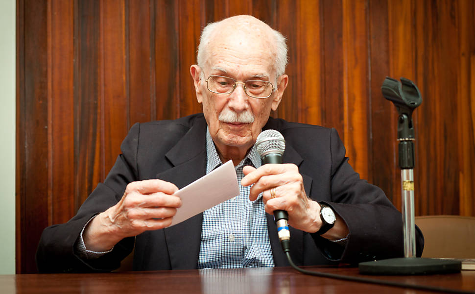 Retrato de Antonio Candido, durante inauguração da biblioteca que leva o nome da mulher dele, Gilda de Mello e Souza, morta em 2005