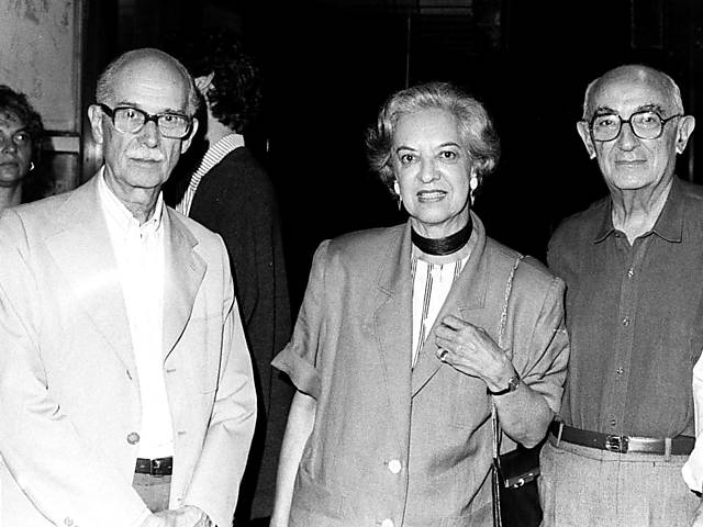 Antonio Candido, sua mulher, a professora e crítica Gilda de Mello e Souza e José Mindlin em 1998