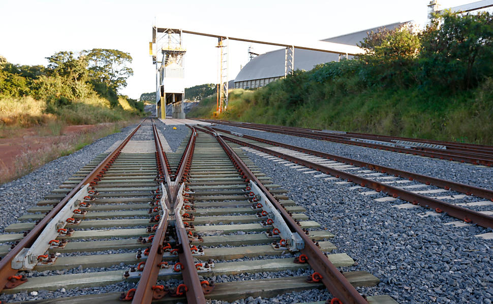 Tulha construída por empresa privada para carregamento de vagões