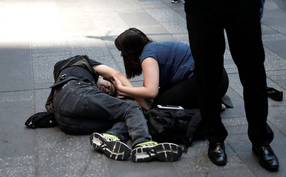 Socorristas prestam atendimento a pessoas feridas no atropelamento na Times Square