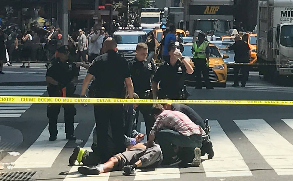 Socorristas prestam atendimento a pessoas feridas no atropelamento na Times Square