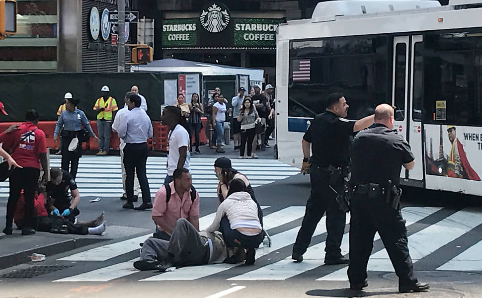 Socorristas prestam atendimento a pessoas feridas no atropelamento na Times Square