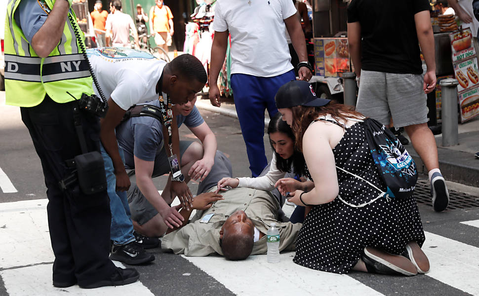 Socorristas prestam atendimento a pessoas feridas no atropelamento na Times Square