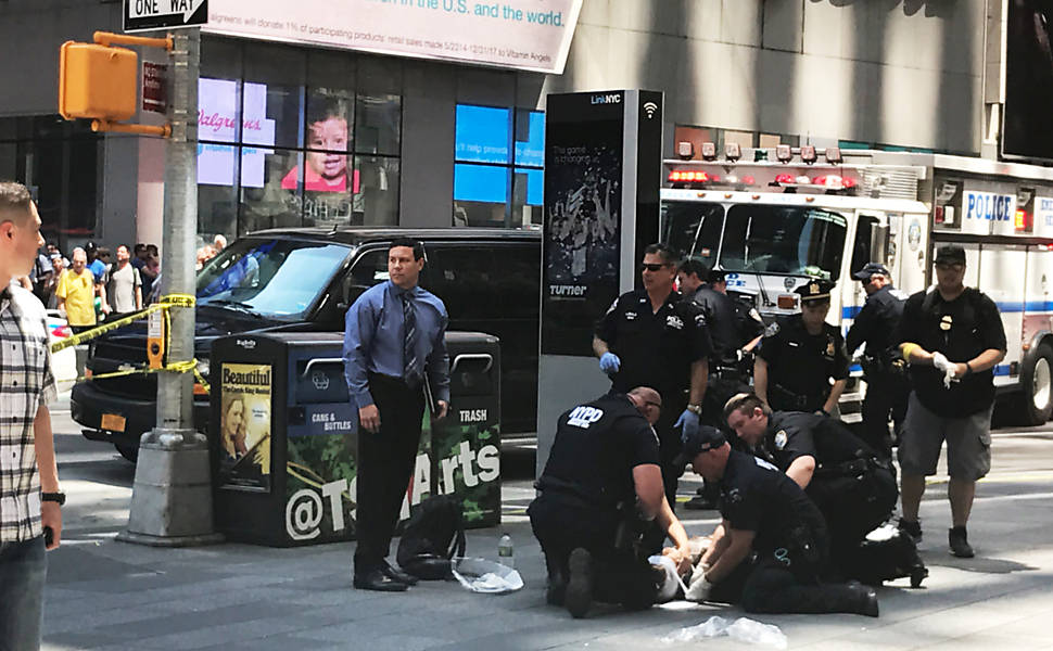 Socorristas prestam atendimento a pessoas feridas no atropelamento na Times Square