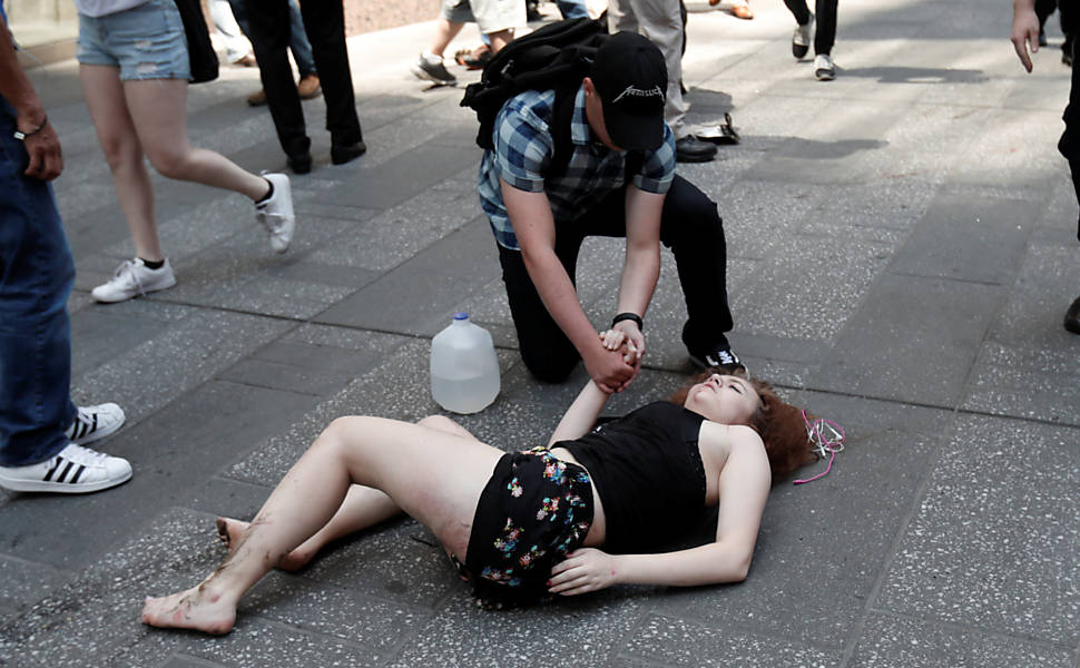 Socorristas prestam atendimento a pessoas feridas no atropelamento na Times Square