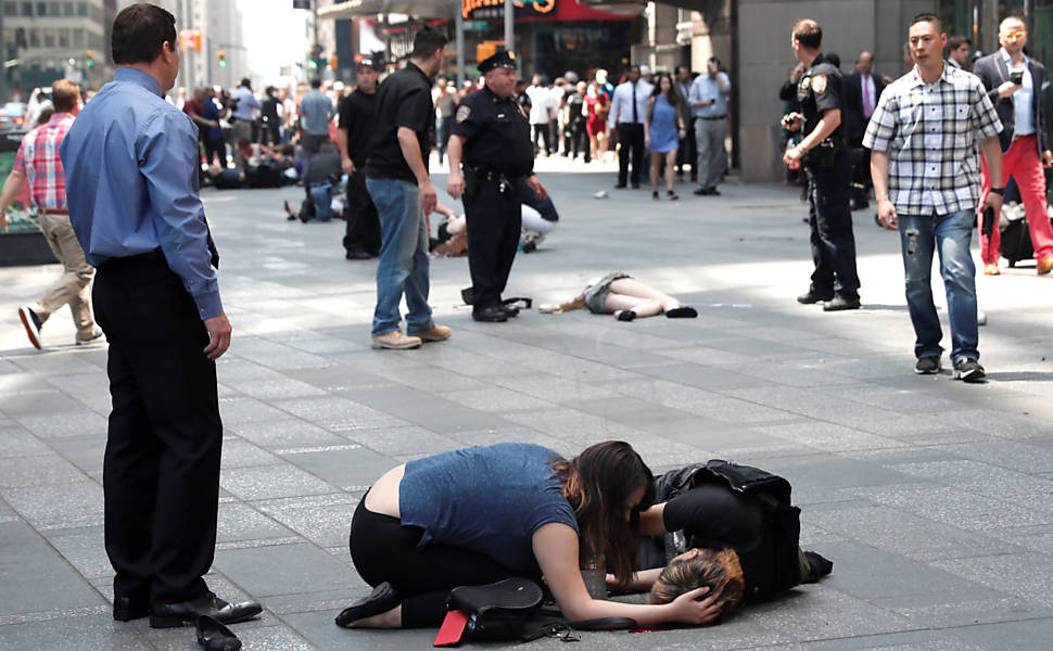 Socorristas prestam atendimento a pessoas feridas no atropelamento na Times Square