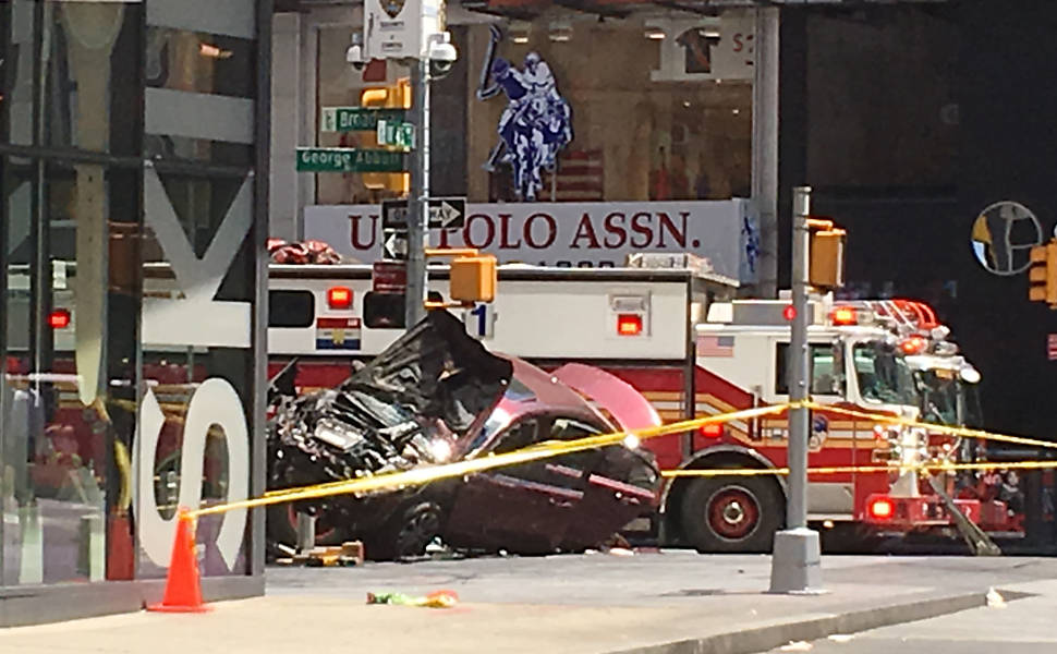 Socorristas prestam atendimento a pessoas feridas no atropelamento na Times Square
