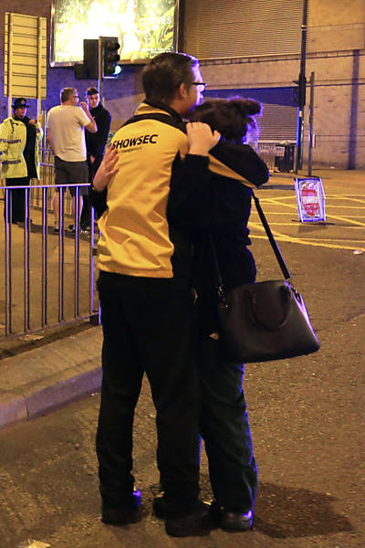 Casal se abraça após ataque; explosão na região da Manchester Arena, em Manchester, no Reino Unido, depois do show da cantora Ariana Grande nesta segunda-feira (22) deixou ao menos 19 mortos e 50 feridos