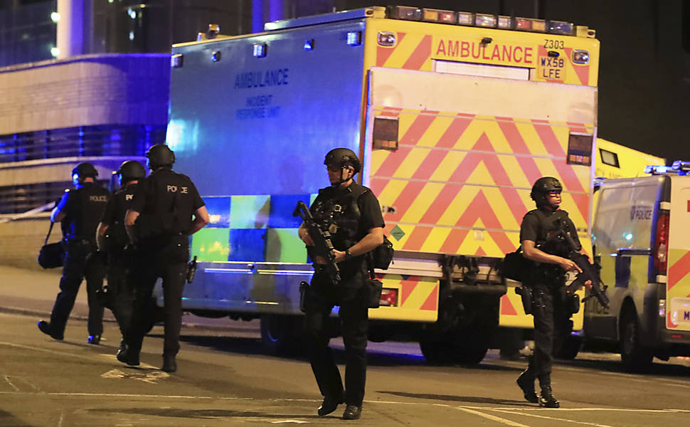 Policiais na região da Manchester Arena, em Manchester, no Reino Unido; explosão depois do show da cantora Ariana Grande nesta segunda-feira (22) deixou ao menos 19 mortos e 50 feridos
