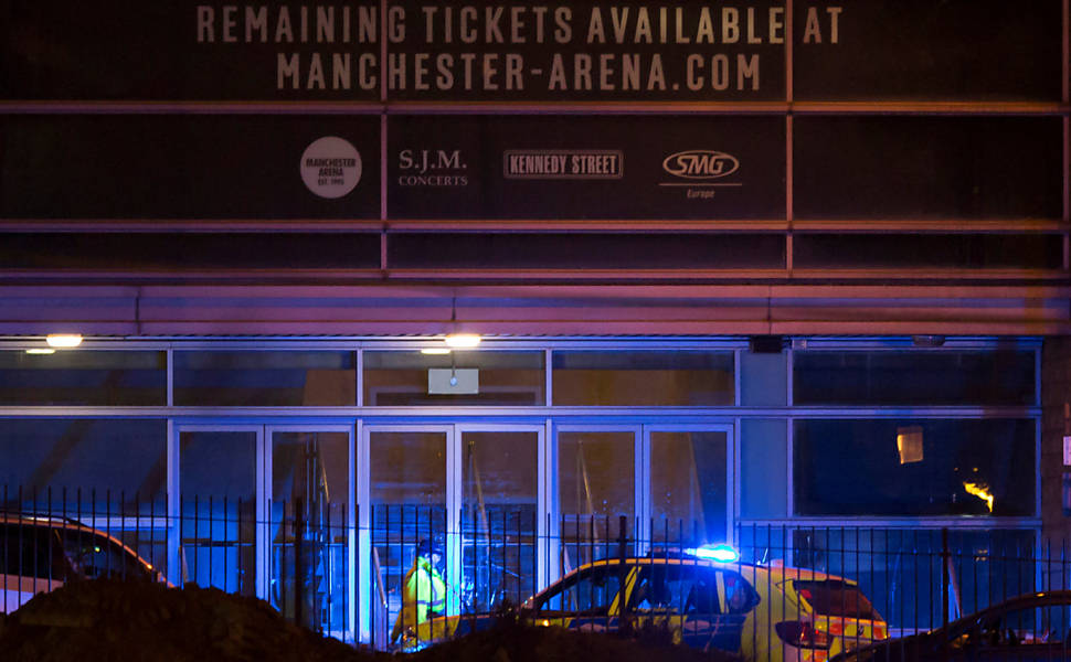 Carro da polícia na região da Manchester Arena, em Manchester, no Reino Unido; explosão depois do show da cantora Ariana Grande nesta segunda-feira (22) deixou ao menos 19 mortos e 50 feridos