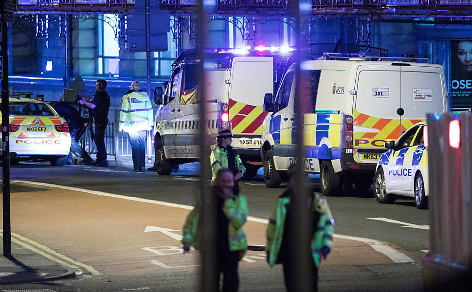 Policiais na região da Manchester Arena, em Manchester, no Reino Unido; explosão depois do show da cantora Ariana Grande nesta segunda-feira (22) deixou ao menos 19 mortos e 50 feridos