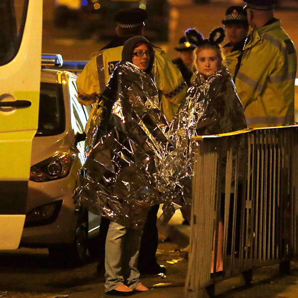 Fãs recebem assistência da polícia; explosão depois do show da cantora Ariana Grande nesta segunda-feira (22) deixou ao menos 19 mortos e 50 feridos