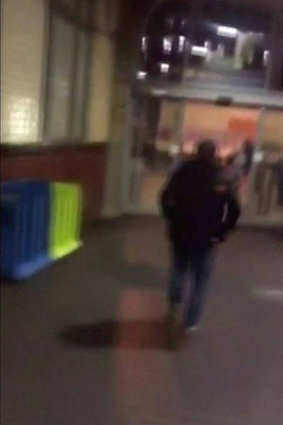 Uma pessoa corre fora do Manchester Arena, onde a cantora norte-americana Ariana Grande estava se apresentando nesta imagem tirada de vídeo