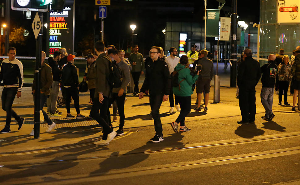 Policiais e fãs na região da Manchester Arena, em Manchester; explosão depois do show da cantora Ariana Grande nesta segunda-feira (22) deixou ao menos 19 mortos e 50 feridos