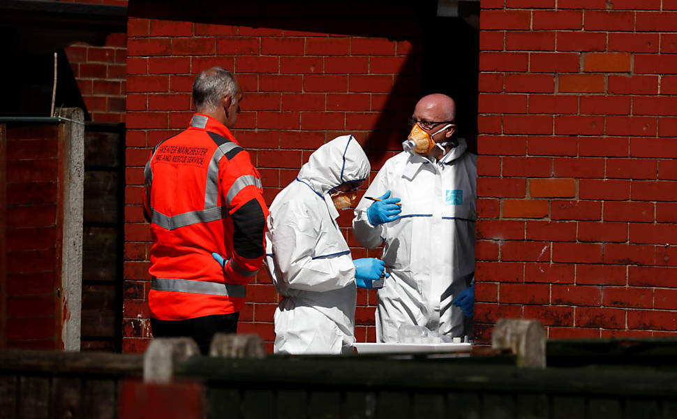 Agentes inspecionam residência em Manchester após ataque