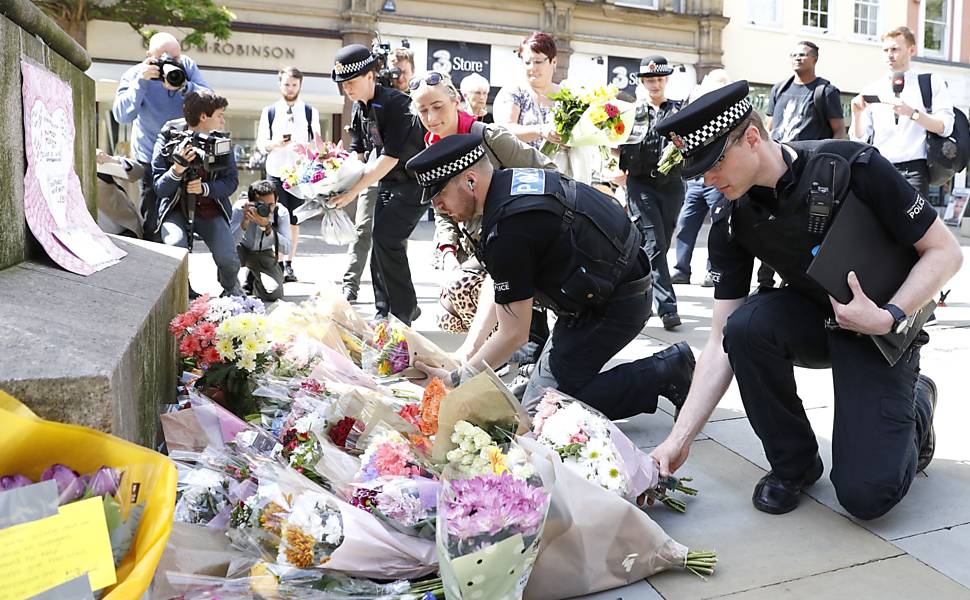 Policiais prestam homenagem a vítimas de ataque em Manchester