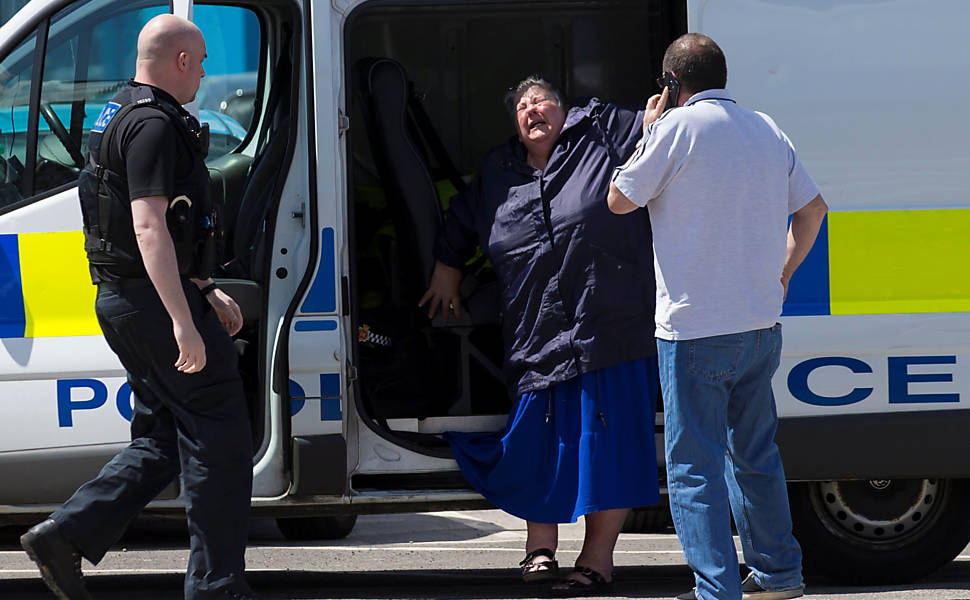 Mulher em ambulância em centro de suporte em Manchester