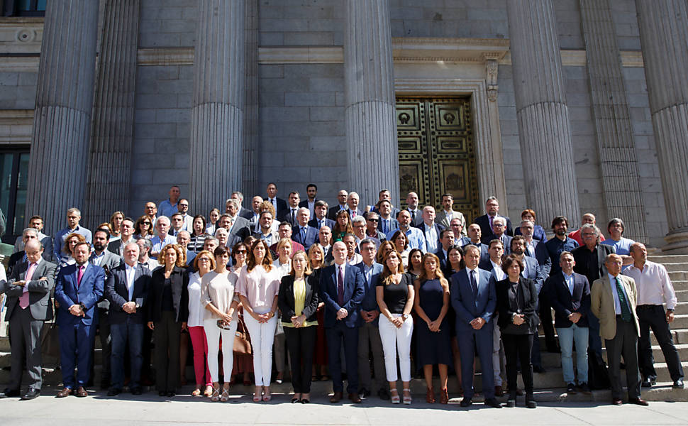 Parlamentares espanhois fazem um minuto de silêncio em homenagem às vítimas do ataque em Manchester