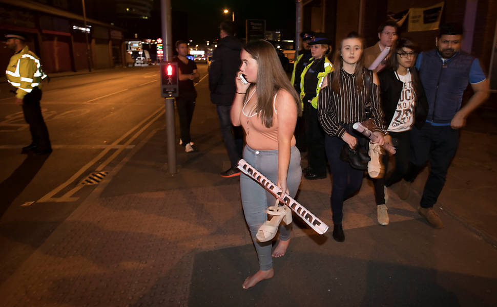 Pessoas fogem de ataque em estádio de Manchester após show de Ariana Grande
