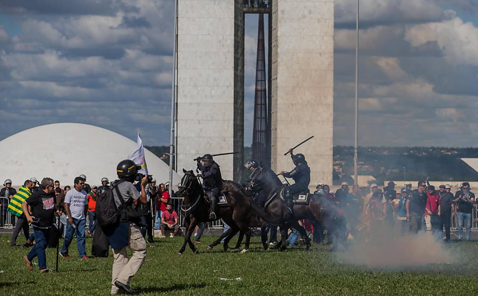 Resultado de imagem para Protesto em Brasília termina com 49 feridos, 8 detidos e Exército nas ruas