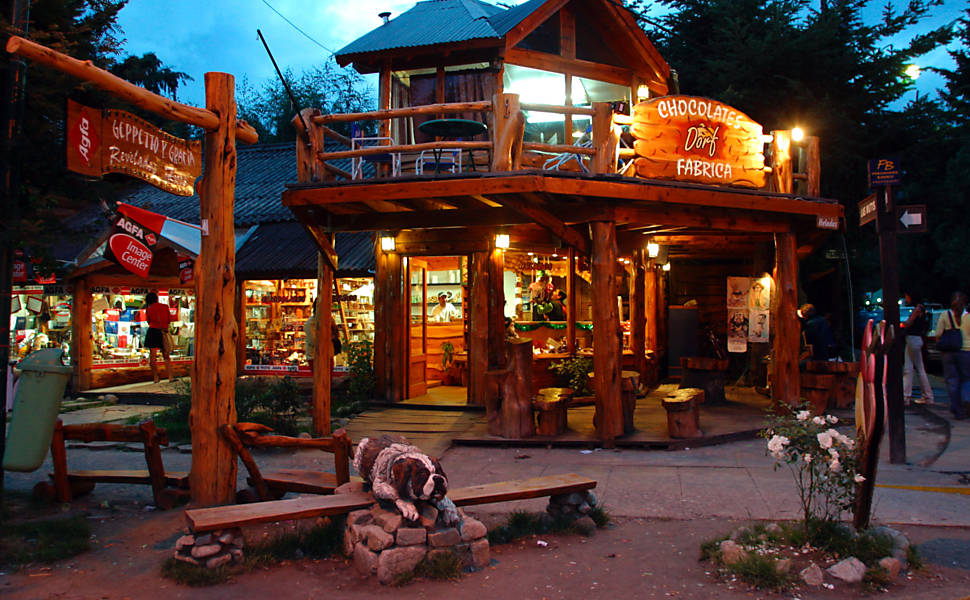 Lojas no núcleo urbano de Villa La Angostura, cidade na província de Neuquém