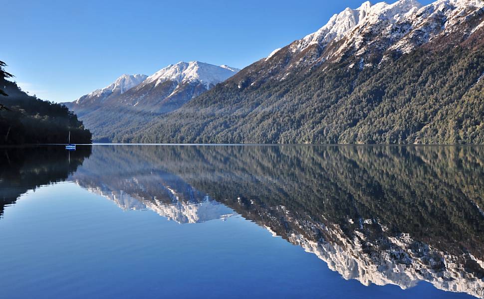 Lago na Patagônia argentina, onde é possível fazer passeios de barco pela região