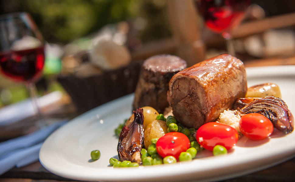 Assado ao longo de no mínimo três horas, o cordeiro patagônico é considerado um clássico da tradição do churrasco argentino
