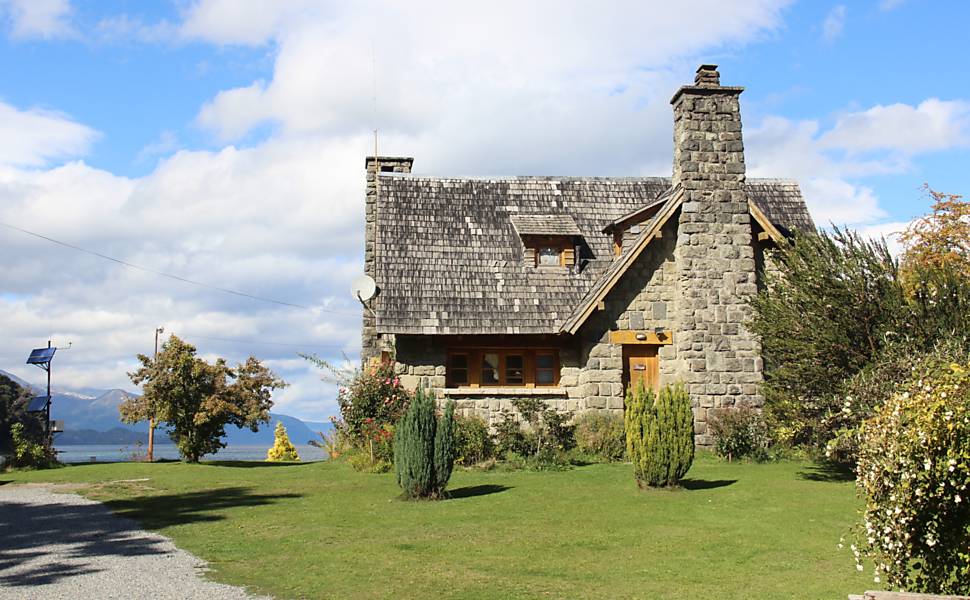 Contruções de pedra e madeira são típicas de Villa La Angostura, na Patagônia argentina