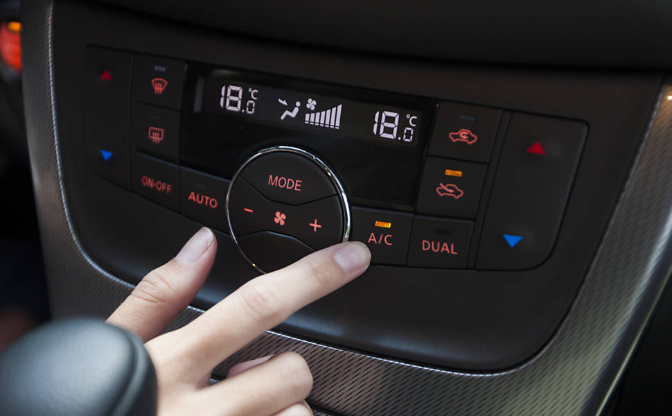 Desligue o ar quente, reduza a temperatura e acione o botão do ar-condicionado